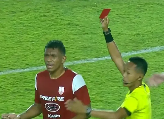 Tangkap layar momen saat bek Persis Solo, Cleylton Dos Santos, mendapat kartu merah dari wasit di laga kontra PSM Makassar.