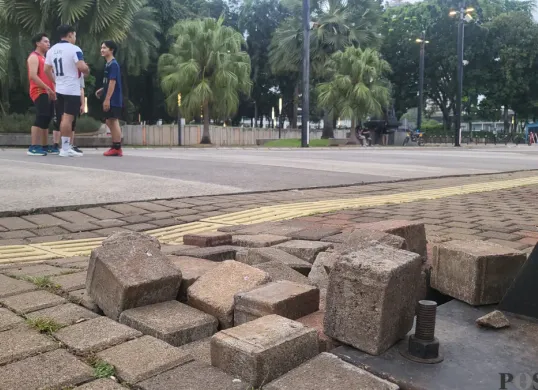 Paving blok di kawasan GBK Senayan, Jakarta Pusat, rusak akibat demam perburuan Koin Jagat, Senin, 13 Januari 2025. (Sumber: Poskota/Pandi Ramedhan)