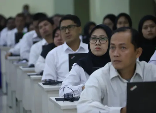 UU ASN 2023 membawa perubahan besar bagi tenaga honorer dan PPPK, memberikan kepastian status dan hak yang setara dengan ASN. (Sumber: menpan.go.id)