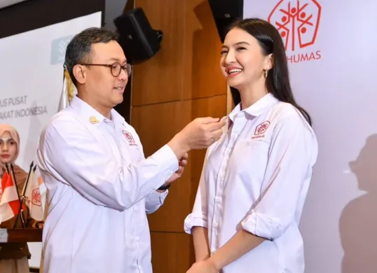 Raline Shah resmi dilantik sebagai Staf Khusus Menteri Komunikasi dan Digital (Komdigi). (Sumber: Instagram/@boykelanas)