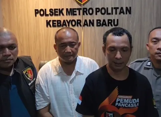 Anggota ormas melarang warga membuat konten di Taman Literasi, Blok M, Jakarta Selatan, meminta maaf atas perbuatannya. (Sumber: Dok. Polsek Metro Kebayoran Baru)