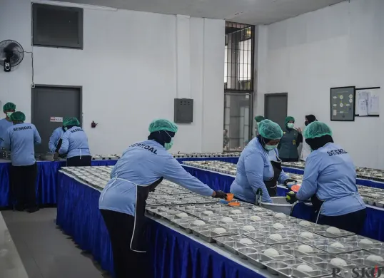 Ilustrasi pekerja SPPG menyiapkan MBG. (Sumber: Poskota/Bilal Nugraha Ginanjar)