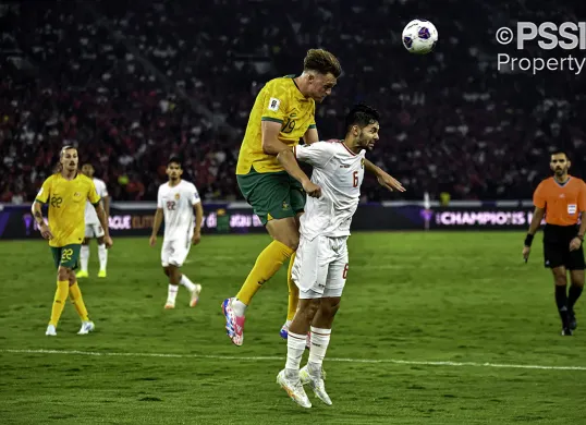 Harry Souttar duel dengan Sandy Walsh di laga Timnas Indonesia vs Australia pada 10 September 2024. (Sumber: pssi.org)