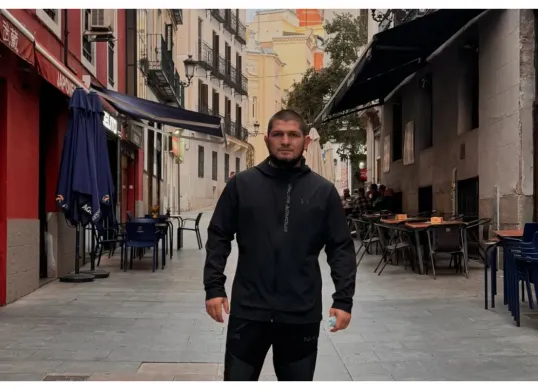 Khabib Nurmagomedov mendapatkan perlakuan yang tidak menyenangkan saat berada di dalam pesawat. (Sumber: Instagram/@khabib_nurmagomedov)