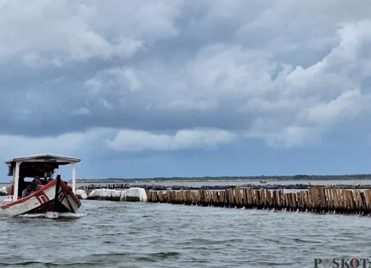 Perahu nelayan saat melintas di pesisir laut kawasan Desa Segarajaya, Kecamatan Tarumajaya, Kabupaten Bekasi, Selasa, 14 Januari 2025. (Sumber: Poskota/Ihsan Fahmi)