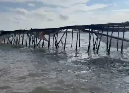 Pagar laut sepanjang 30,16 kilometer di Kabupaten Tangerang, Banten. (Sumber: Tangkapan Layar video)