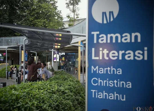 Sejumlah warga menikmati fasilitas di Taman Literasi Martha Christina Tiahahu, Jakarta Selata. (Sumber: Poskota/ Bilal Nugraha Ginanjar)