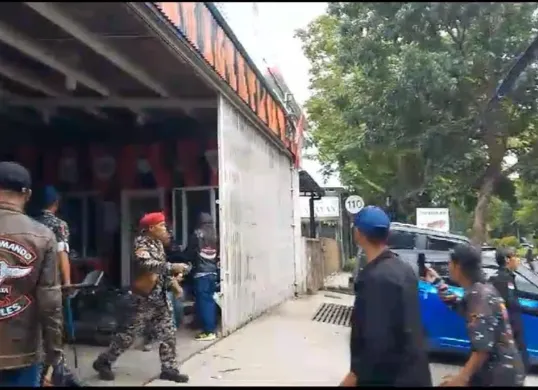 Bentrokan ormas Pemuda Pancasila dengan GRIB pecah di Bandung hari ini, Rabu 15 Januari 2025. (Sumber: Capture Video)