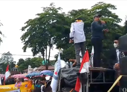 Para guru honorer melakukan aksi unjukrasa di depan Pendopo Bupati dan Gedung DPRD Kabupaten Serang. (Sumber: Poskota/Rahmat)