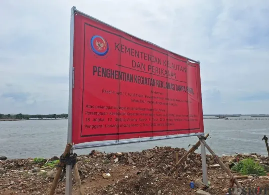 Penyegelan yang dilakukan oleh KKP di pinggir laut Desa Segarajaya, Kecamatan Tarumajaya, Kabupaten Bekasi, Rabu, 15 Januari 2025. (Sumber: Poskota/Ihsan)