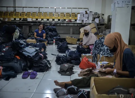 Sejumlah pekerja perempuan saat menyelesaikan proses pembuatan busana di salah satu konveksi di kawasan Kampung Baru, Jakarta Selatan, Rabu, 15 Januari 2025. (Sumber: Poskota/Bilal Nugraha Ginanjar)