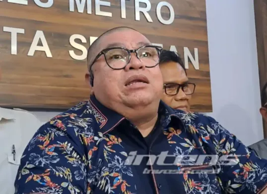 Razman Arif Nasution mengungkapkan bahwa anak Nikita Mirzani menjadi korban pelanggaran HAM. (Sumber: Tangkap Layar YouTube/Intens Investigasi)