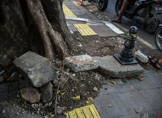 Trotoar di Depan Halte Soleh I, Grogol Selatan, Rusak