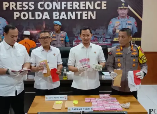 Dirreskrimum Kombes Dian Setiawan didampingi Kabidhumas Kombes Didik Hariyanto saat konferensi pers di Mapolda Banten. (Sumber: Poskota/Rahmat Haryono)