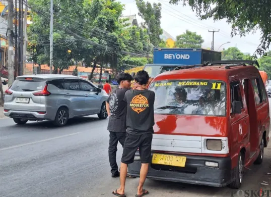 Angkot K11 Bantargebang hendak membawa penumpang di Jalan Raya Narogong, Kota Bekasi, Kamis, 16 Desember 2025. (Sumber: Poskota/Ihsan Fahmi)