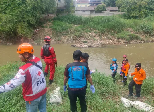 Sejumlah petugas gabungan saat mendatangi TKP lokasi dua bocah tenggelam di Kali Bekasi, Kelurahan Bekasi Jaya, Kamis, 16 Januari 2025. (Sumber: Dok. Warga Bekasi Timur)