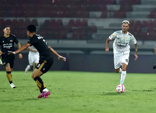 Persib Bandung saat hadapi Dewa United FC di putaran pertama Liga 1 musim 2024-25. (Sumber: persib.co.id)