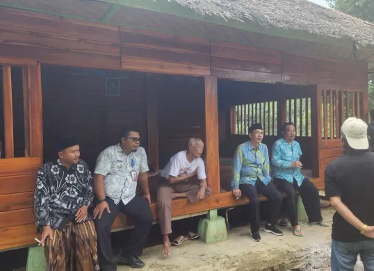 Kepala Kemenag Pandeglang bersama unsur Muspika Cigeulis saat mengecek tempat praktik yang digunakan terduga dukun pengganda uang palsu. (Sumber: Dok. Kemenag Pandeglang)