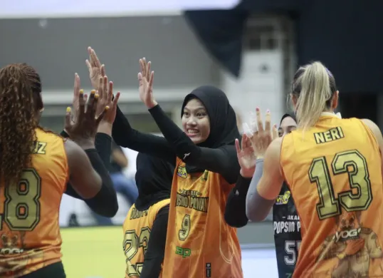 Jakarta Popsivo Polwan saat menaklukkan Jakarta Livin Mandiri di seri ketiga Proliga 2025. (Sumber: Humas Proliga)