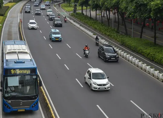 Bus Transjakarta tetap beroperasi selama Lebaran 2025. (Sumber: Poskota/Bilal Nugraha Ginanjar)