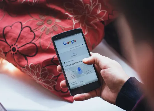 Cara melacak nomor HP penipu untuk mengetahui lokasinya dengan Google Maps, email hingga WhatsApp Web. (Sumber: Pexels/freestocks-photos)