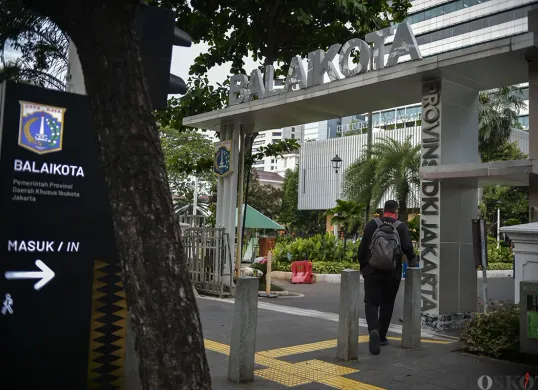 Sejumlah Pegawai Negeri Sipil (PNS) berjalan keluar dari kantor Balaikota DKI Jakarta, Jakarta, Jumat, 17 Januari 2025. (Sumber: Poskota/Bilal Nugraha Ginanjar)