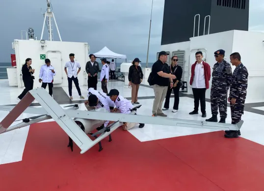 Saat drone Aruna 45, pesawat terbang tanpa awak berbahan komposit daur ulang hasil inovasi anak bangsa, sukses menjalani uji terbang di atas perairan Teluk Jakarta pada Kamis, 16 Januari 2025. (Sumber: TNI Angkatan Laut)