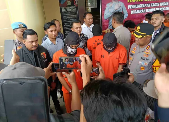 Dua pelajar pelaku tawuran saat dihadirkan pada konferensi pers di Mapolres Serang, Jumat 17 Januari 2025. (Sumber: Poskota/Rahmat Haryono)