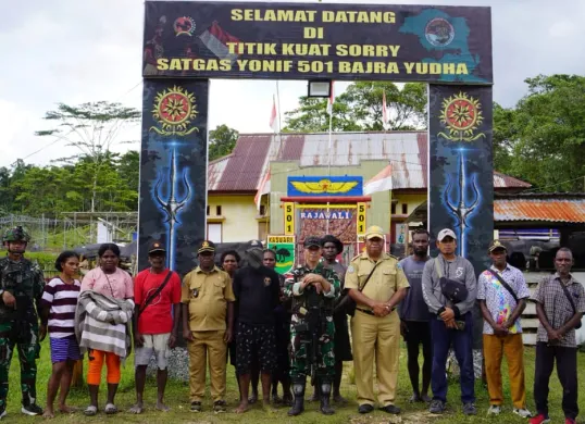 Wakil Pimpinan Organisasi Papua Merdeka (OPM) Kodap IV/Sorong Raya setelah menyerahkan diri bersama istri dan anaknya setelah sekian lama hidup dalam persembunyian di hutan. (Sumber: Dok. Dispenad)