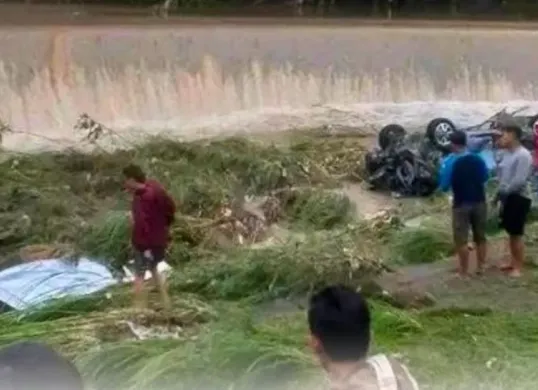 Tiga unit kendaraan terbawa hanyut oleh banjir bandang di Cirebon dan menyebabkan ribuan rumah terendam. (Sumber: infocirebon)