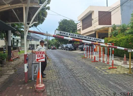 Sekuriti Kompleks Kamala Persada, Jakapermai, Bekasi Barat, saat berjaga di tiang portal, Sabtu, 18 Januari 2025. Di lokasi itu seorang maling tersungkur saat hendak bawa kabur motor milik warga. (Sumber: Poskota/Ihsan Fahmi)