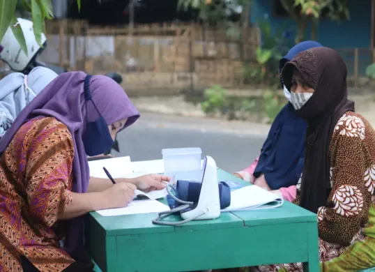 PBI merupakan bantuan sosial yang diberikan pemerintah untuk masyarakat yang memiliki kriteria khsus. (Sumber: unsplash/Mufid Majnun)