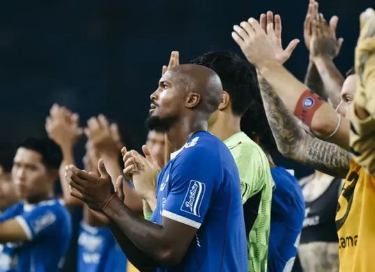 Kemarahan para pemain Persib Bandung di ruang ganti setelah menerima kekalahan dari Dewa United. (Sumber: X/ Persib Bandung)