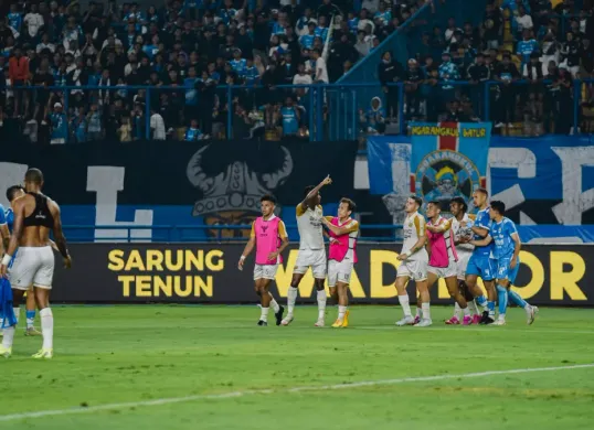 Momen pemain Dewa United, Altaf Ballah mendapat ujaran bernada rasis, pada pertandingan melawan Persib di pekan ke-19 Liga 1 2024-25. (Sumber: dewaunited.com | Foto: dewaunited.com)