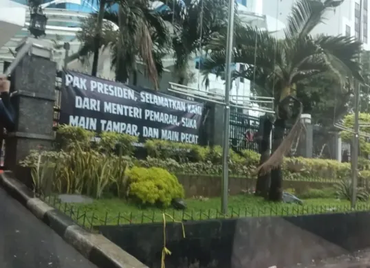 Mendikti Saintek Satryo Soemantrididemo pegawai pada Senin, 20 Januari 2025. (Sumber: Instagram/@abi.dzar_alghifary)