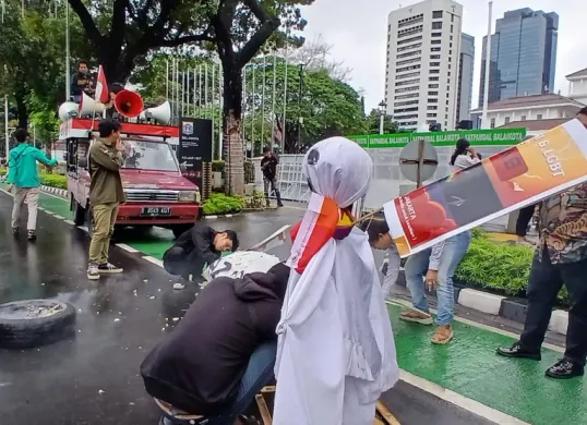 Warga mengatasnamakan SPARTAN demo depan Balai Kota minta Kadis Parekraf dicopot diduga lakukan korupsi hingga bekingi pesta LGBT, Senin 20 Januari 2025. (Sumber: Poskota/Pandi Ramedhan)