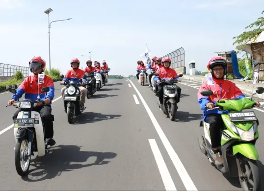 Tampilan baru para kurir JNE menggunakan jaket dan helm buatan lokal. (Sumber: Dok. JNE)