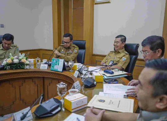 Pj Gubernur Jakarta Teguh Setyabudi menerima kunjungan Wakil Menteri Dalam Negeri Republik Indonesia Bima Arya Sugiarto di Balai Kota, Jakarta Pusat, Senin 20 Januari 2025. (Sumber: Dok. Kominfotik)