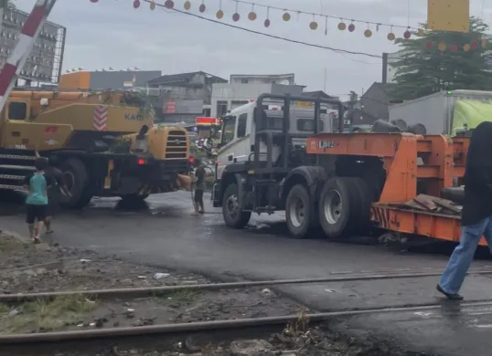 Truk pengangkut crane tersangkut di JPL Stasiun Bekasi, Senin, 20 Januari 2025 pagi. (Sumber: Dok. KAI Commuter)