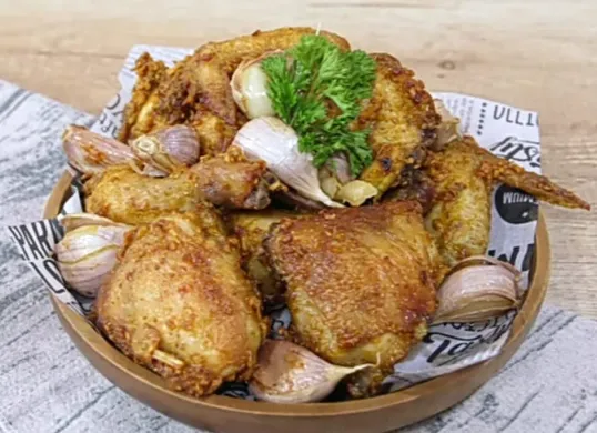 Resep ayam goreng bawang putih Indonesia ala Martin Praja (Sumber: Tangkap Layar YouTube/Indonesian Simple)