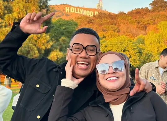 Uya Kuya bersama istrinya Astrid saat liburan di Amerika Serikat yang berujung keributan di lokasi kebakaran di Los Angeles (LA). (Sumber: Instagram Uya Kuya)