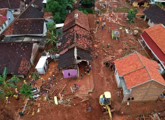 Terjadi banjir dan longsor di Pekalongan yang menurut data terakhir mengakibatkan 16 orang meninggal dunia pada Selasa,  21 Januari 2025. (Sumber: X/@i_concordreview)