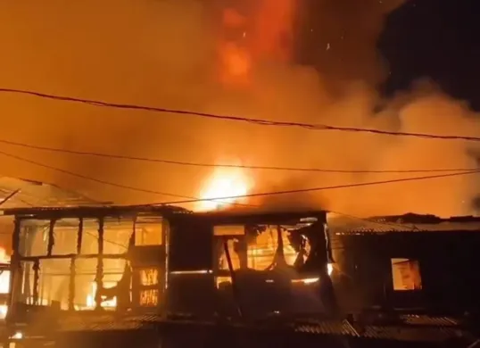 Bangunan terbakar di kawasan Kemayoran, Jakarta Pusat, Selasa, 21 Januari 2025. (Sumber: Dok. Damkar Jakarta Pusat)