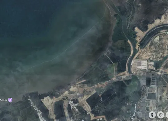 Tampilan pagar laut Tangerang dilihat dari Google Earth yang ternyata sudah miliki HGB. (Sumber: X/@suhana_web_id)