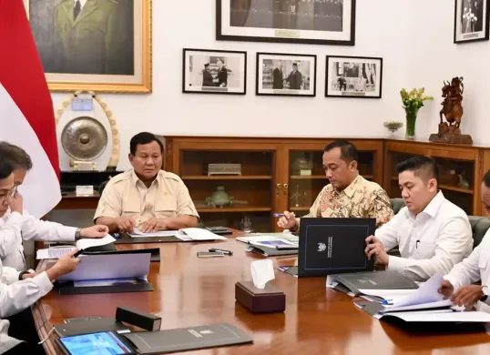 Menteri Keuangan Sri Mulyani ketika menyimak arahan Presiden Prabowo Subianto ketika rapat terbatas di Kompleks Istana Kepresidenan, Jakarta Pusat pada Rabu, 22 Januari 2025. (Sumber: Dok Instagram Sri Mulyani)