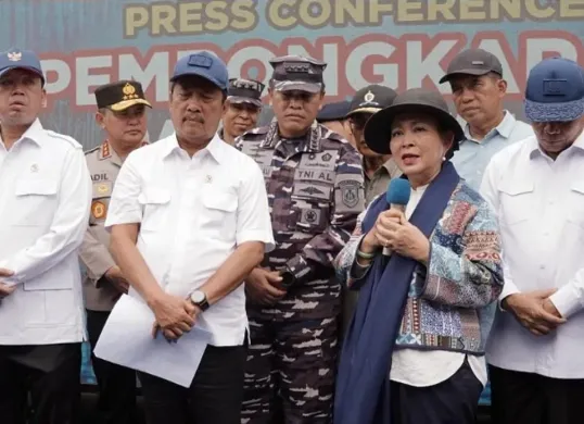 Ketua Komisi IV DPR RI Siti Hediati Hariyadi atau akrab disapa Titiek Soeharto saat meninjau langsung pencabutan pagar laut di Pantai Tanjung Pasir, Kabupaten Tangerang, Banten pada Rabu, 22 Januari 2025 (Sumber: Dok Instagram Titiek Soeharto)