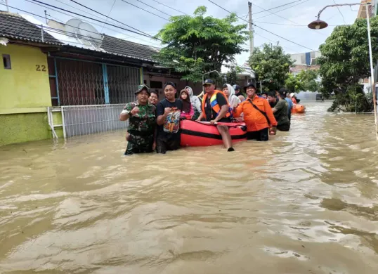 Anggota Kodim 0715/Kendal bersama anggota Polres Kendal, Damkar, Pol PP, dan BPPD melaksanakan kegiatan penanggulangan bencana dengan mengevakuasi warga  korban banjir di wilayah kecamatan Patebon, Kendal, Selasa (21/01/25). (Sumber: X/@kodim_kendal)