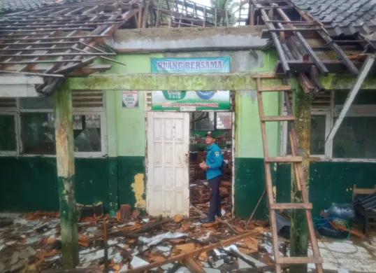 Kondisi gedung sekolah MTSN 7 di Kecamatan Angsana yang ambruk akibat diguyur hujan. (Sumber: Dok. KSB Pandeglang)