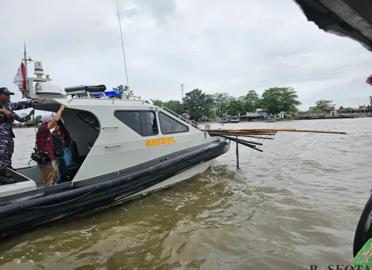 Kapal Satrol TNI Angkatan Laut saat membawa bambu yang dijadikan sebagai pagar laut. (Sumber: Poskota/Veronica Prasetio)