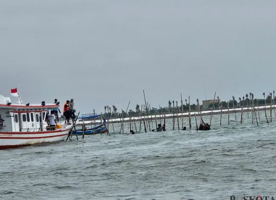 TNI AL dan para nelayan kembali membongkar pagar laut misterius di Tangerang. Ditargetkan pembongkaran selesai pada pertengahan Maret 2025. (Sumber: Poskota/Veronica Prasetio)